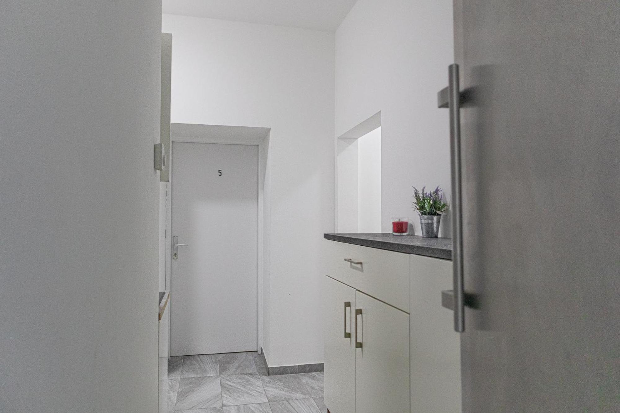 Affordable 5-Br Shared Apartment / Enkplatz U3 Getaway ウィーン エクステリア 写真